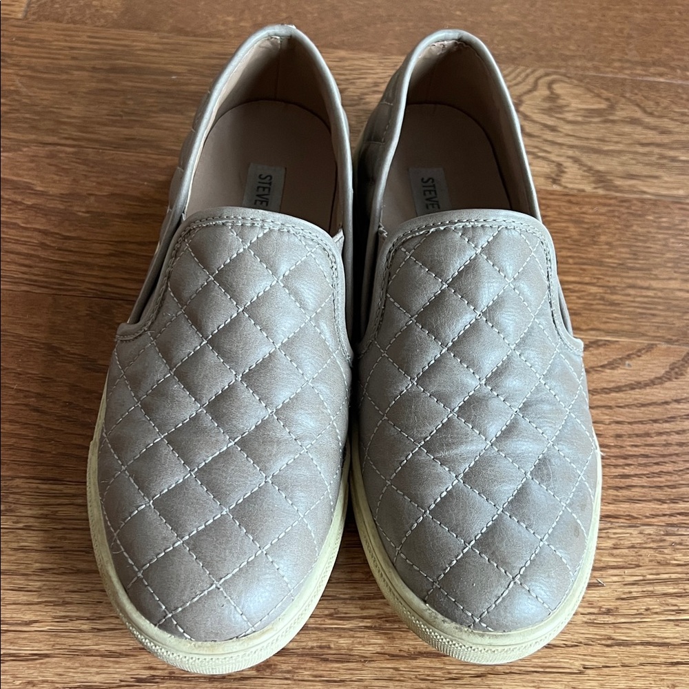 Steve Madden Ecentrcq tan taupe size 7 quilted slip on shoes